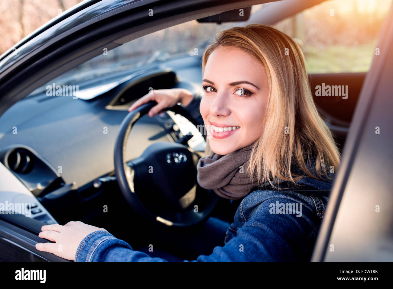 Woman driving a car Banque D'Images