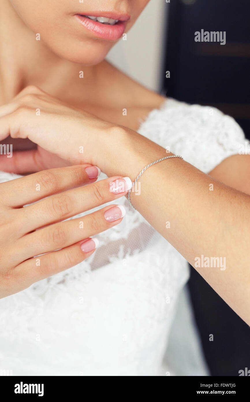 Bracelet bijoutier sur la main de la mariée Banque D'Images Bracelet bijoutier sur la main de la mariée Banque D'Images