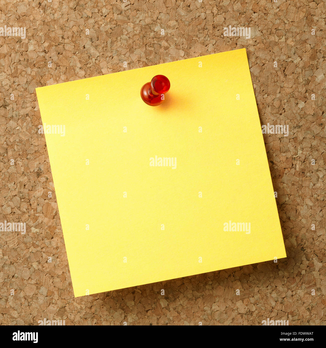 Note de rappel avec broche rouge sur newsboard. Banque D'Images