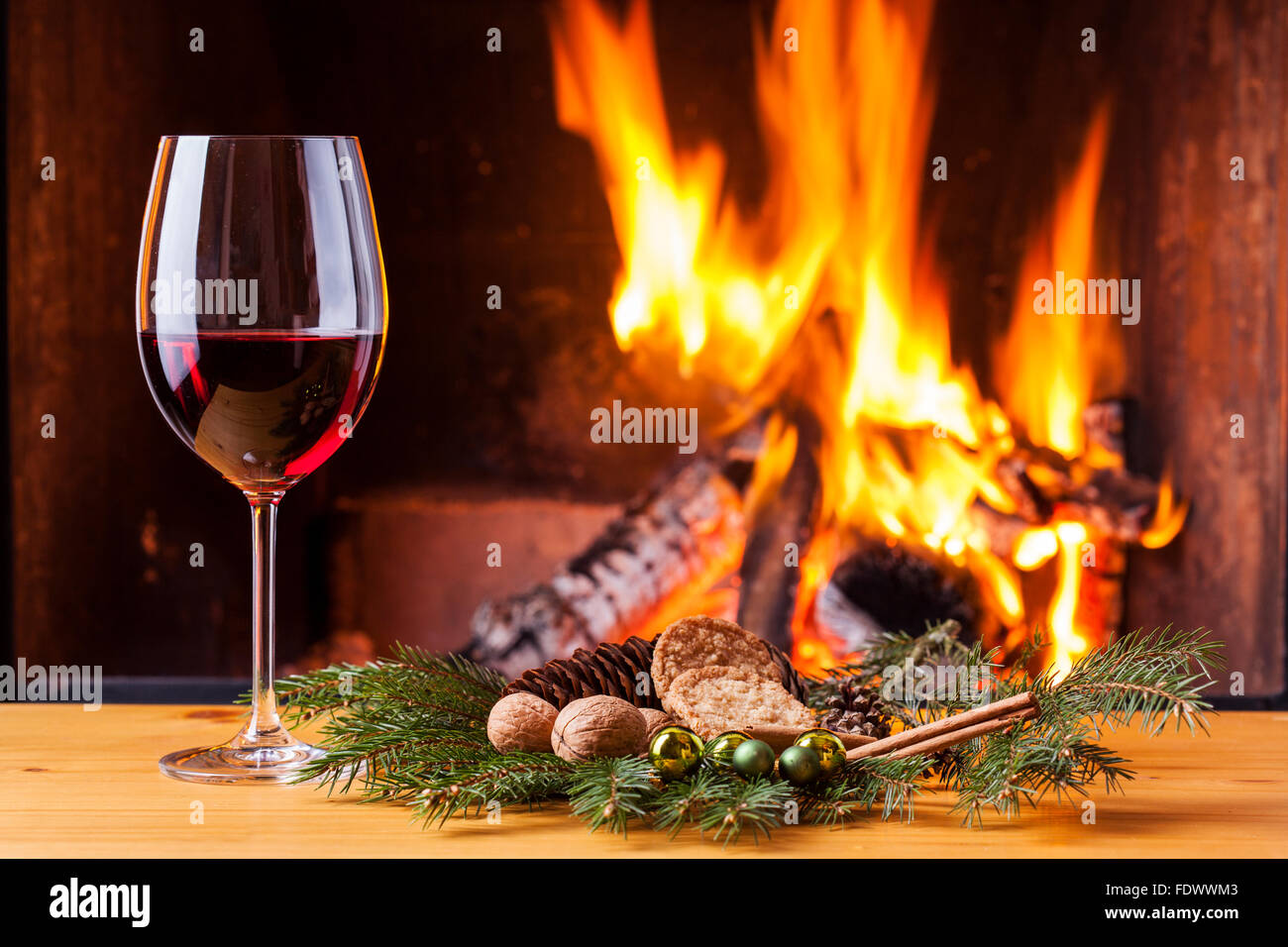 Des Boissons Au Romantique Agreable Cheminee En Hiver Photo Stock Alamy