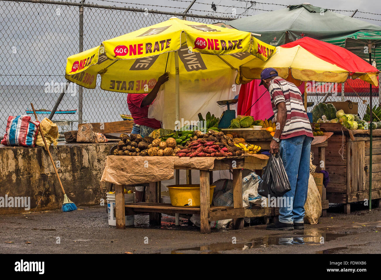 L'achat d'aliments sur le marché Antilles Grenade St Georges Banque D'Images