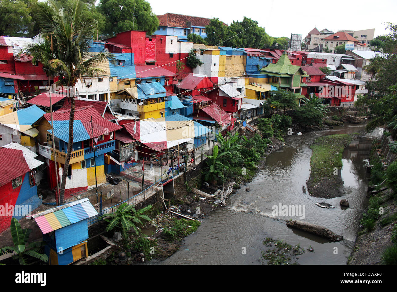 YOGYAKARTA/INDONÉSIE - NOVEMBRE 2015 : vue d'un des l'un des plus pauvres, mais complètement de Yogyjakarta neigborhoods, coloré Banque D'Images