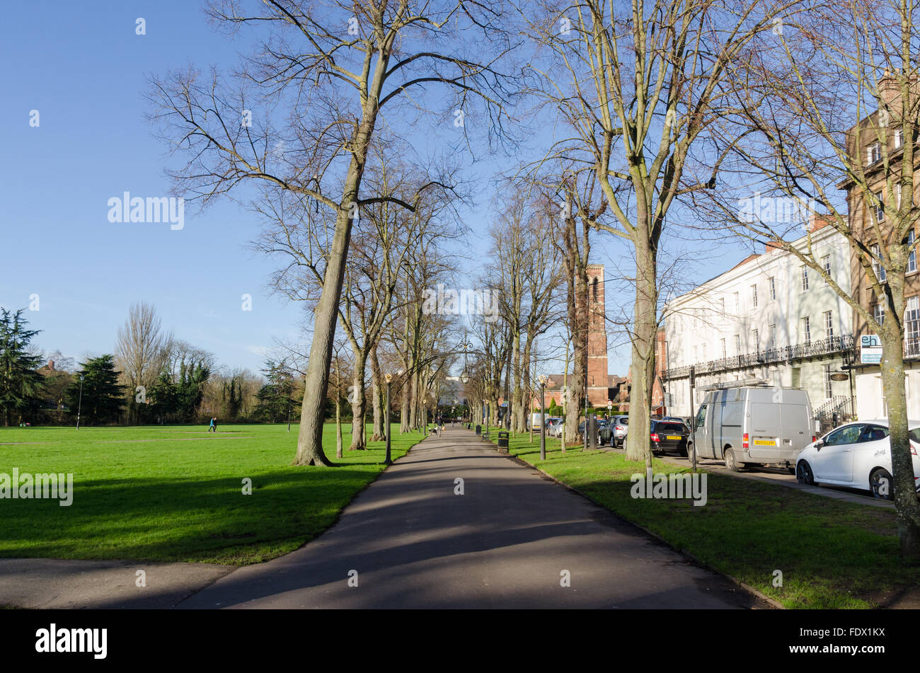 Chemin bordé d'arbres qui traverse les jardins de la salle des pompes à Leamington Spa Banque D'Images