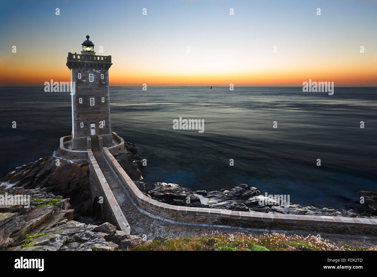 Le phare de Kermorvan après le coucher du soleil, Bretagne, France Banque D'Images