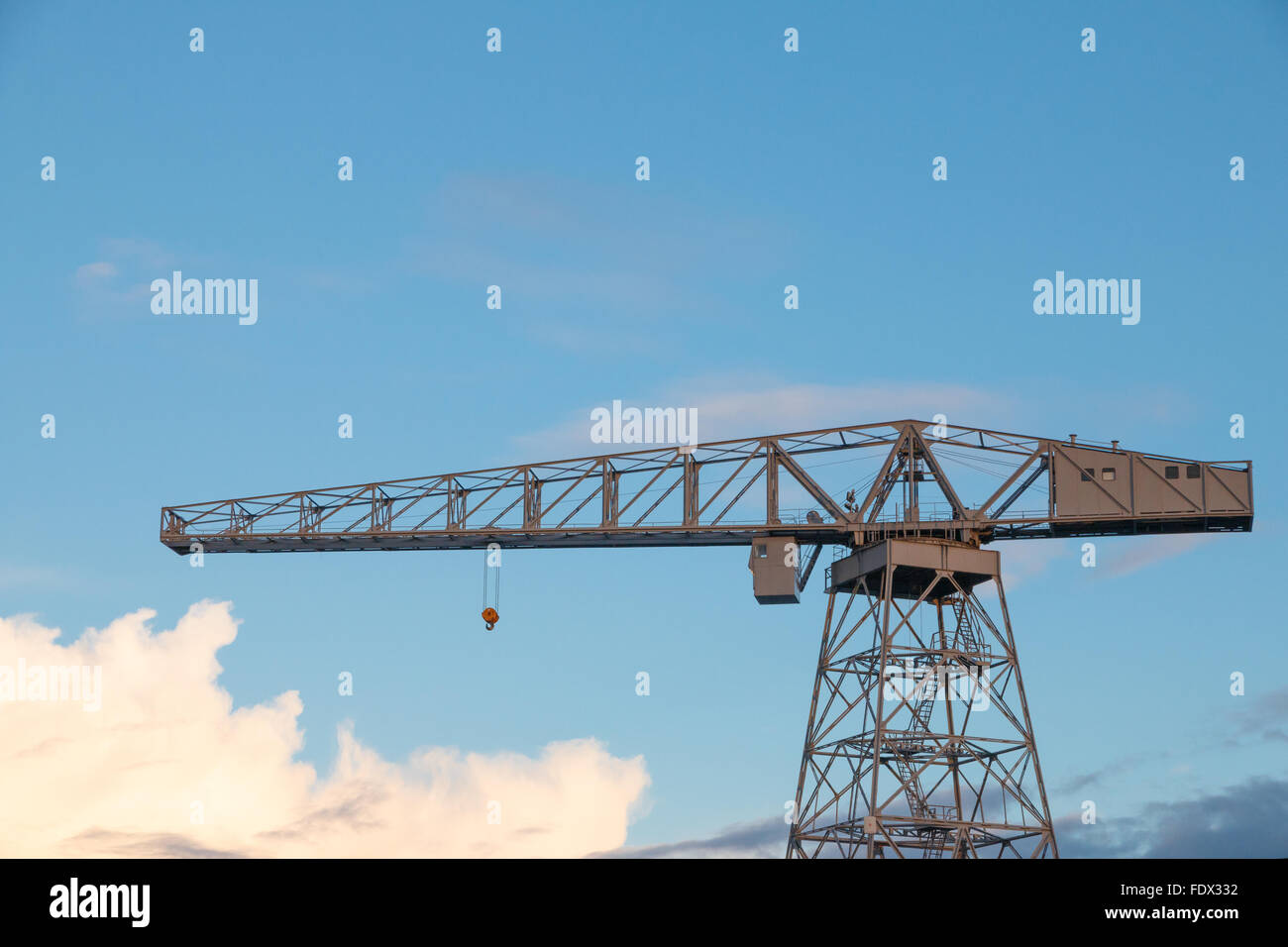 Vieux port de grue contre le ciel au coucher du soleil Banque D'Images