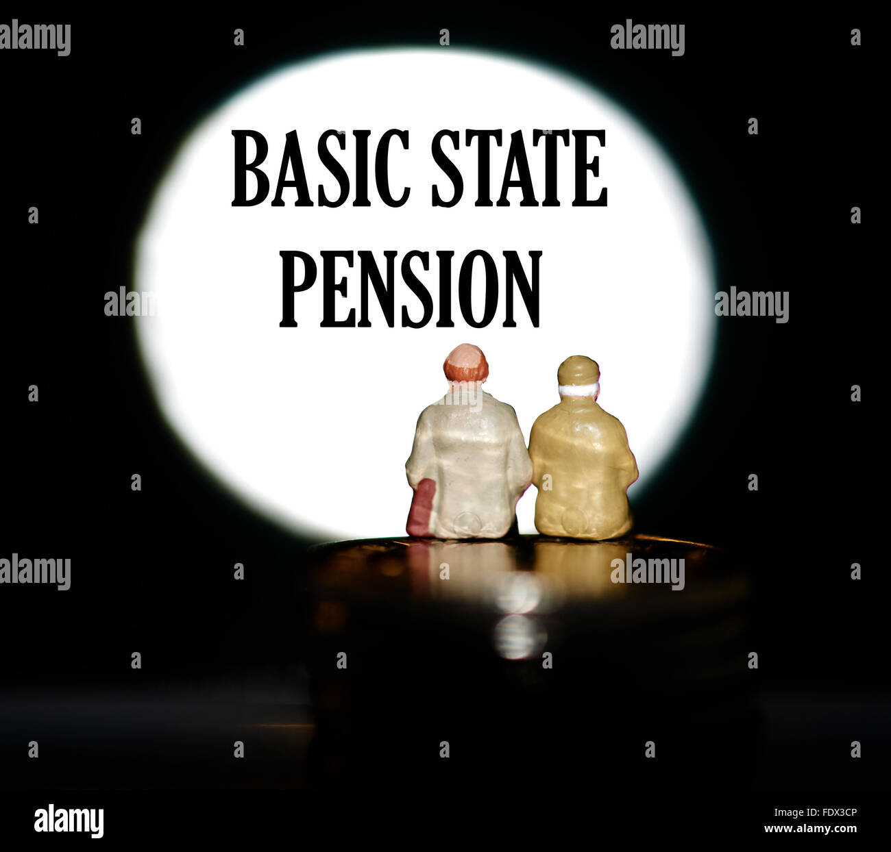 Figurine miniature retraités assis sur des pièces en face d'une scène montrant le mot retraite de base de l'état concept Banque D'Images
