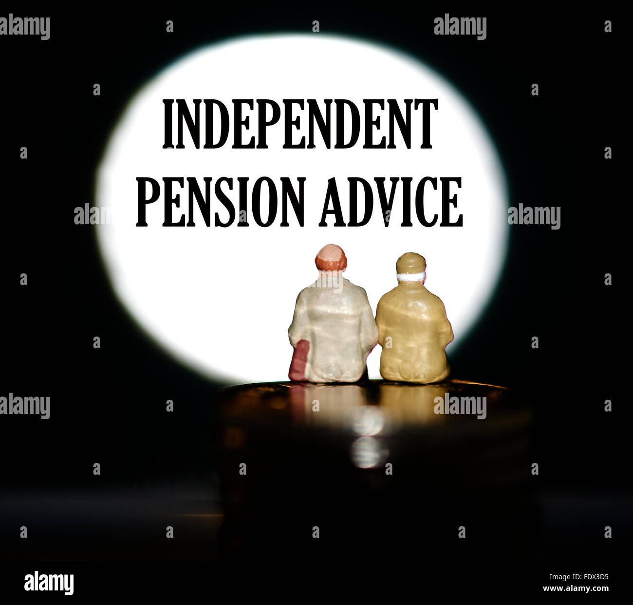 Figurine miniature retraités assis sur des pièces en face d'une scène montrant le mot pension indépendants concept conseils Banque D'Images