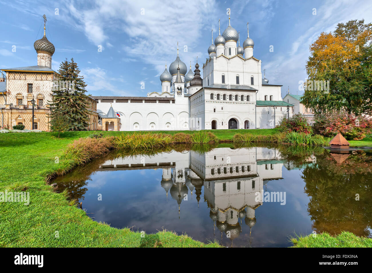 La réflexion de l'Eglise dans l'étang à Rostov Kremlin, Yaroslavl region, Russie Banque D'Images