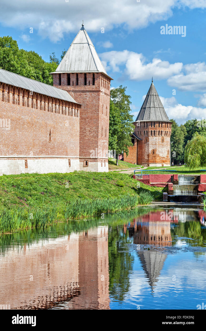 Tours de Smolensk Kremlin, reflétant dans l'eau, Smolensk, Russie Banque D'Images
