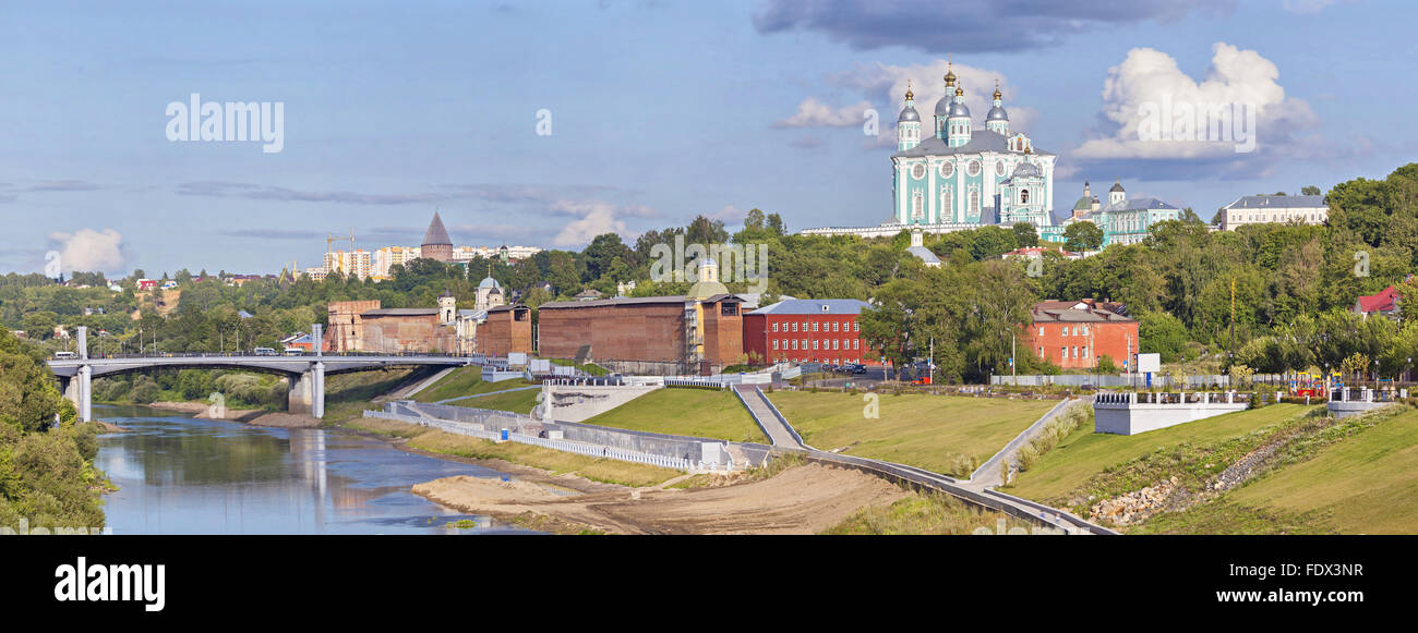 Panorama de Smolensk : Dnepr river, north Kremlin wall et cathédrale de l'Assomption. Banque D'Images