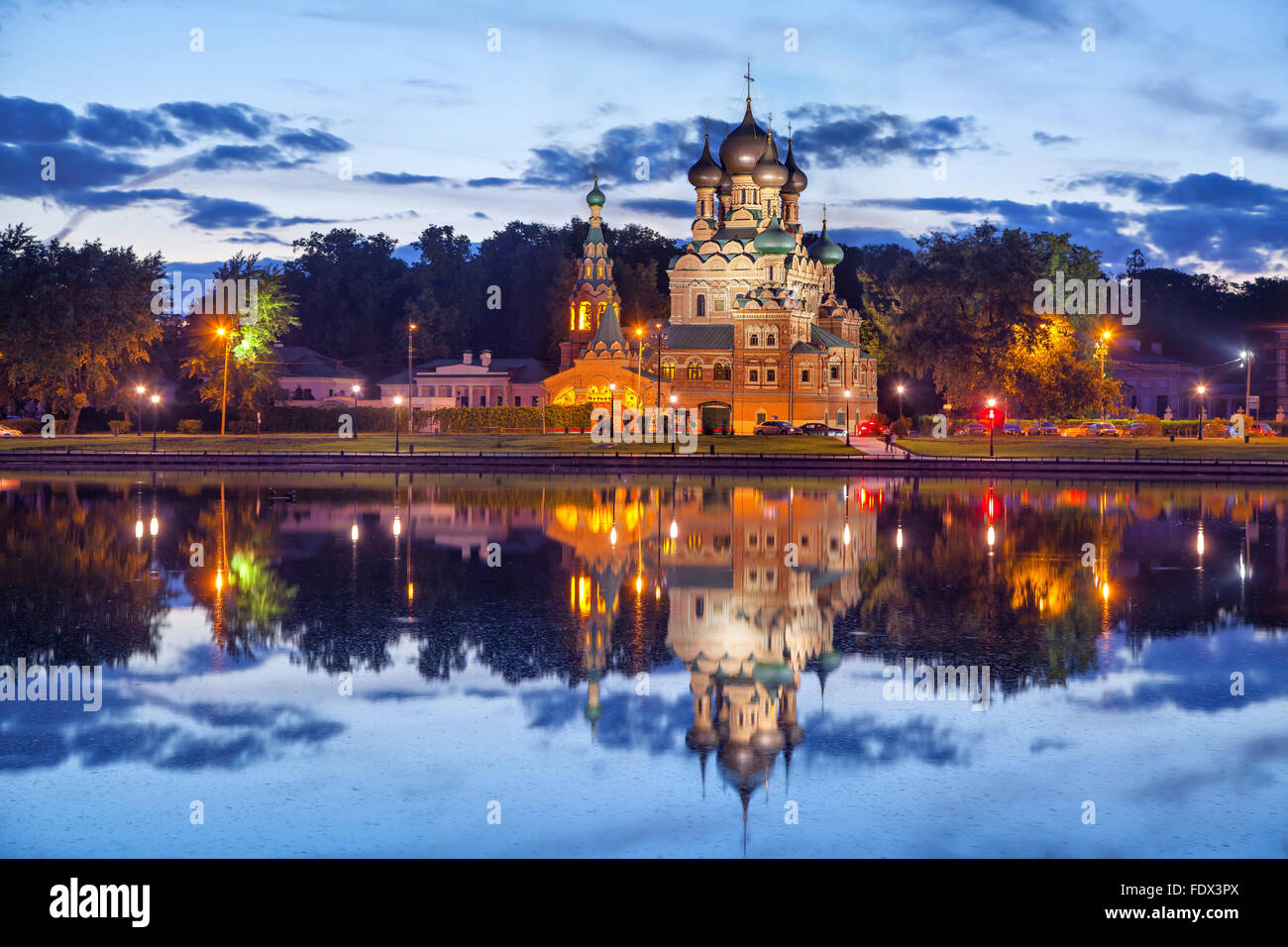 L'église Trinity se reflétant dans l'étang d'Ostankino en soirée, Moscou, Russie Banque D'Images