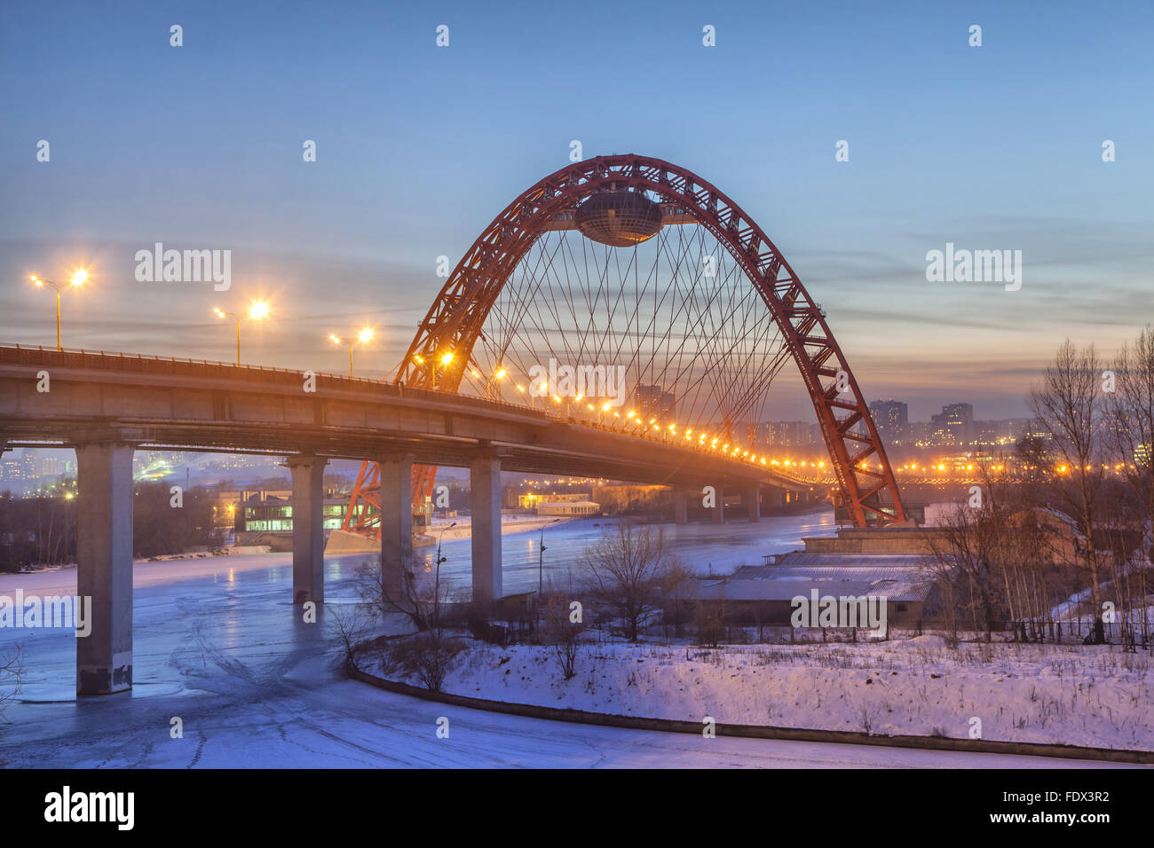 Zhivopisny rouge Suspension Bridge (pont) en soirée d'hiver, Moscou, Russie Banque D'Images