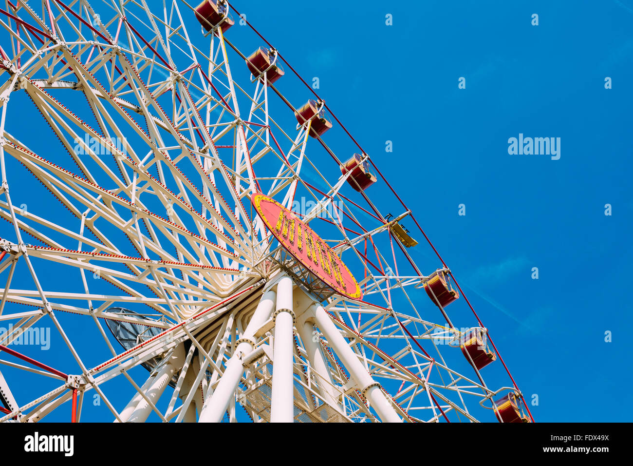 Grande roue de Minsk, dans le centre du parc de la ville, la Biélorussie. Grande roue contre un ciel bleu. Banque D'Images