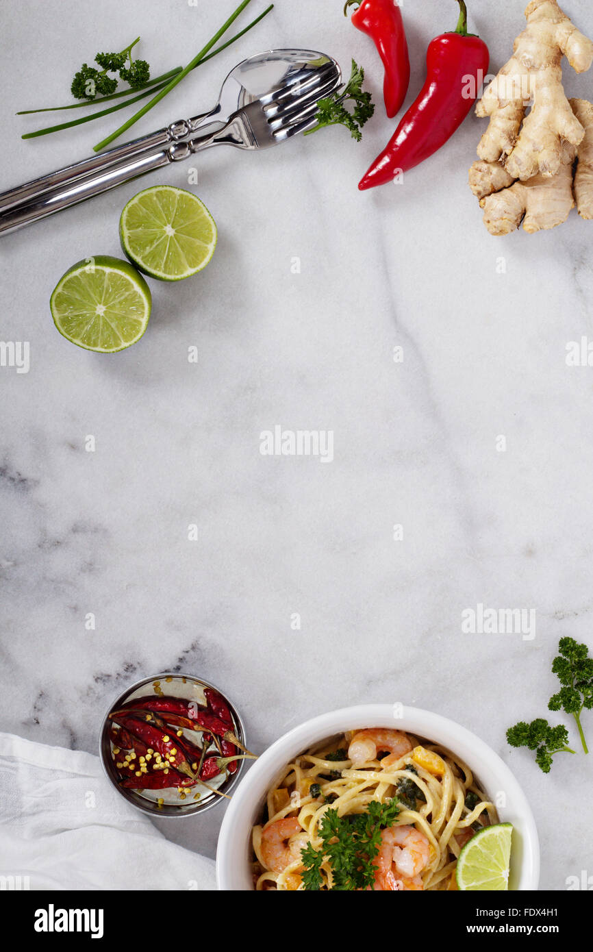 Table en marbre avec des ingrédients de cuisine asiatique pâtes aux crevettes et Banque D'Images