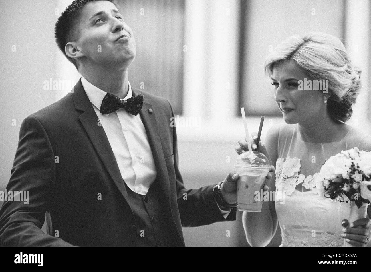 Happy young couple drinking coffee glaces Banque D'Images