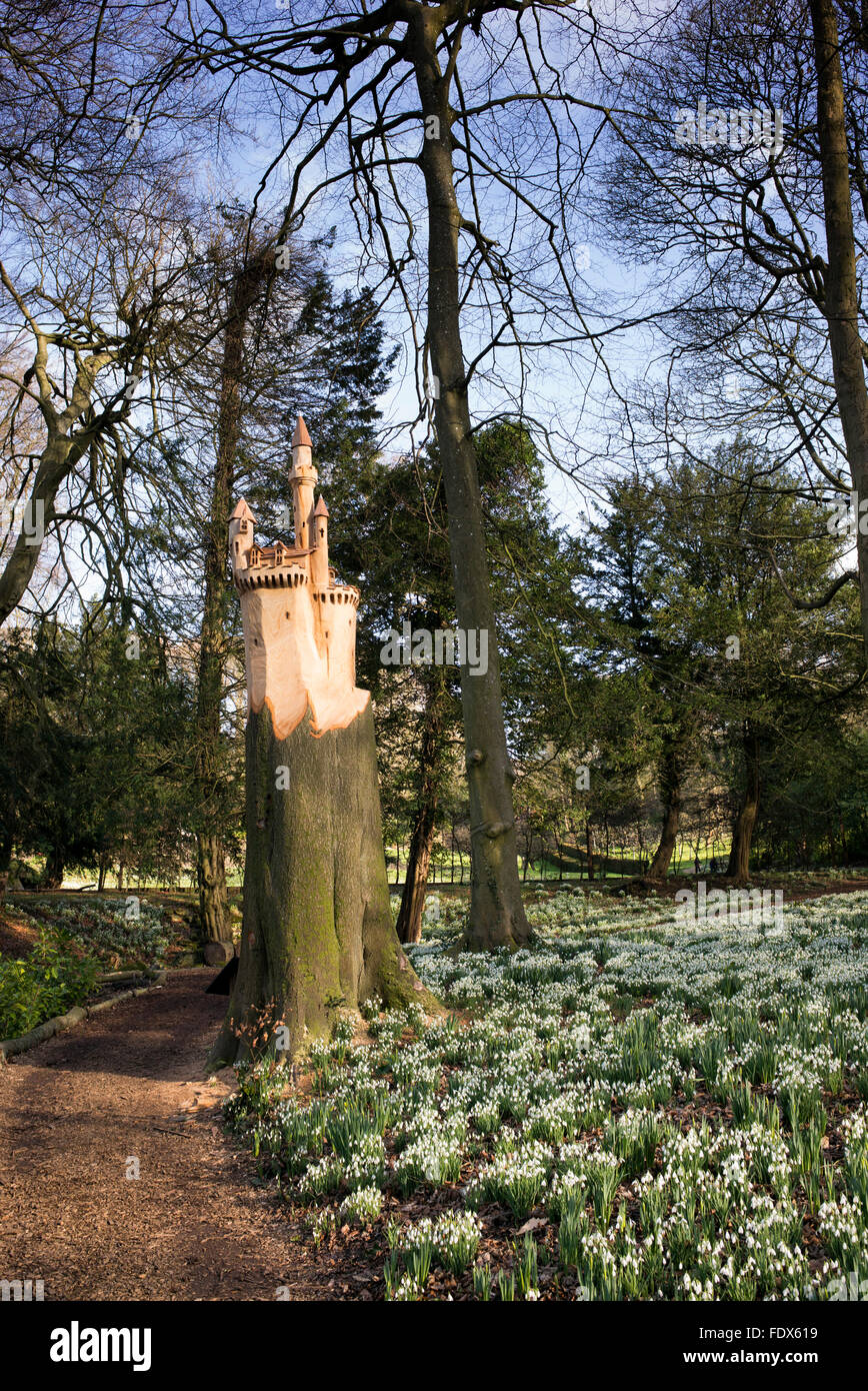 Arbre généalogique château sculpture et perce-neige à painswick rococo gardens. Cotswolds, Gloucestershire, Royaume-Uni Banque D'Images