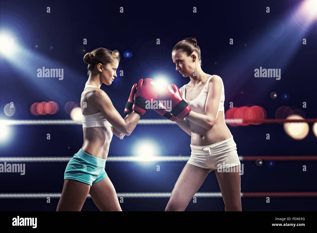 Deux jeunes jolies femmes dans l'anneau de boxe Banque D'Images