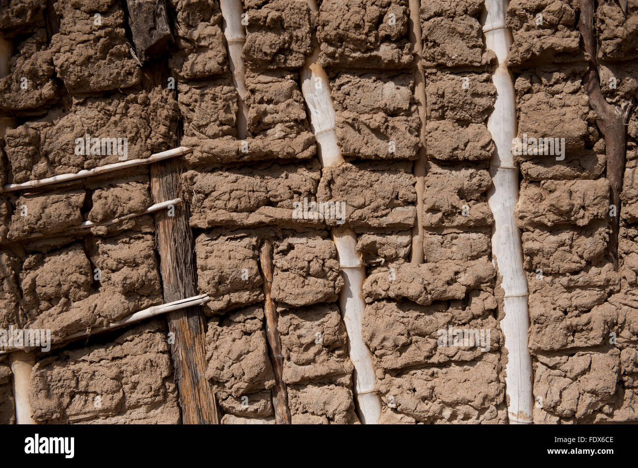 Close up de murs d'une maison traditionnelle construite à partir de la boue et les branches. L'Ouganda. Banque D'Images