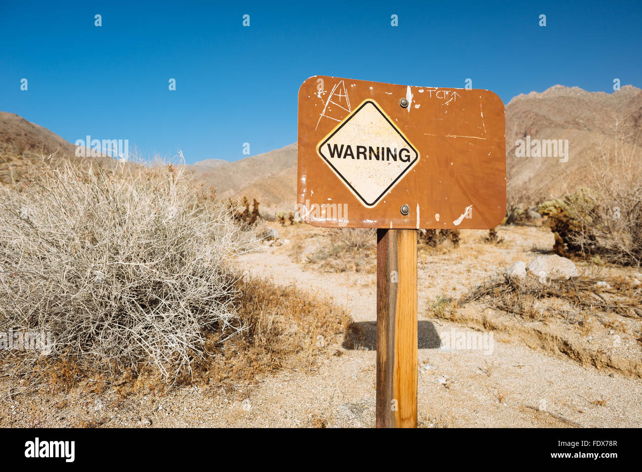 Un panneau d'avertissement dans le Canyon Hellhole, Anza-Borrego Desert State Park, Californie Banque D'Images