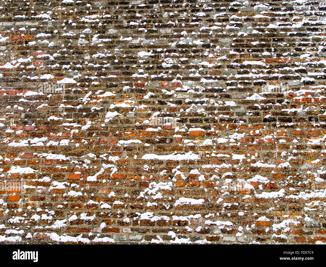 Grand mur de briques rouges couverts de flocons Banque D'Images