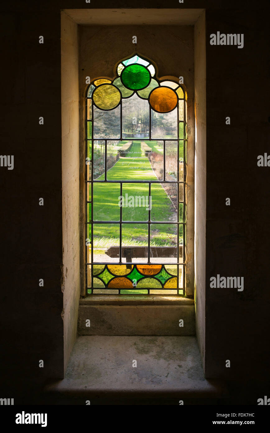 Vitrail de l'intérieur de la maison rouge à painswick rococo gardens. Cotswolds, Gloucestershire, Royaume-Uni Banque D'Images