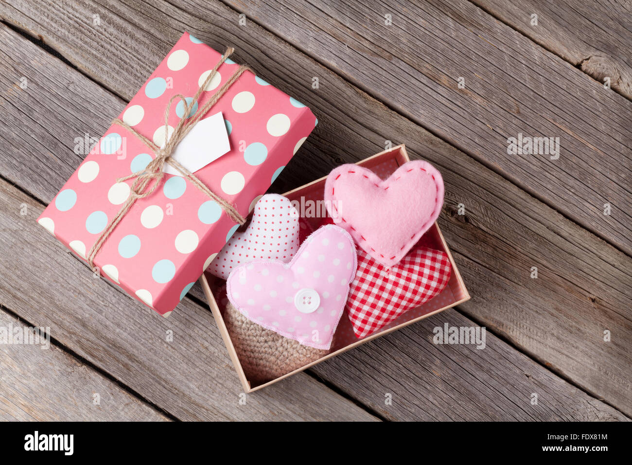 Valentines Day hearts jouet en boite cadeau sur table en bois Banque D'Images