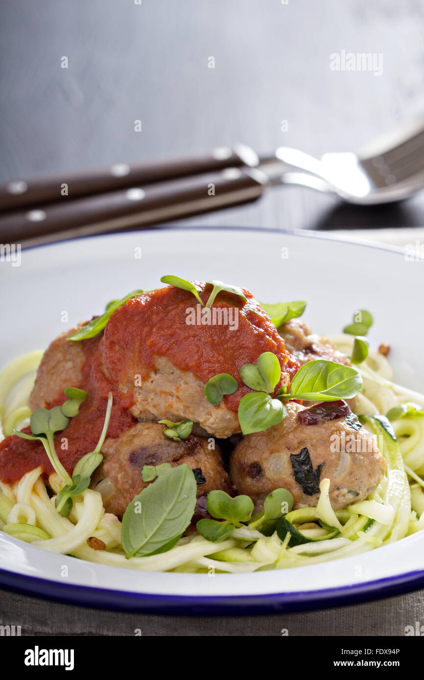 Nouilles aux courgettes boulettes de dinde et sauce tomate Banque D'Images