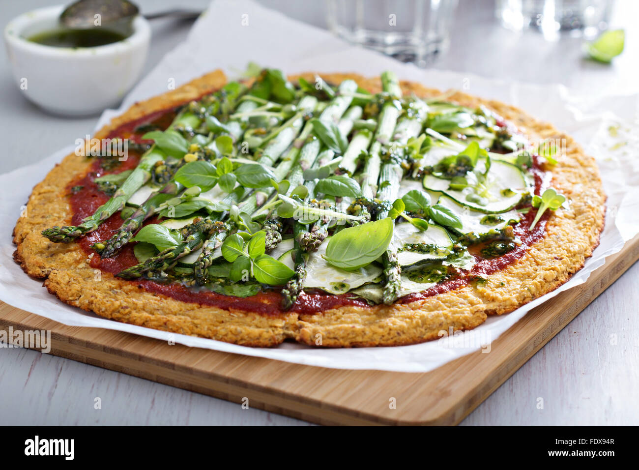 Le chou-fleur pizza verte aux épinards, courgettes et asperges Banque D'Images