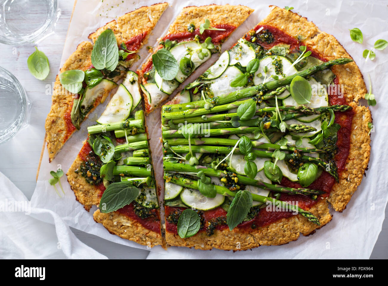 Le chou-fleur pizza verte aux épinards, courgettes et asperges Banque D'Images