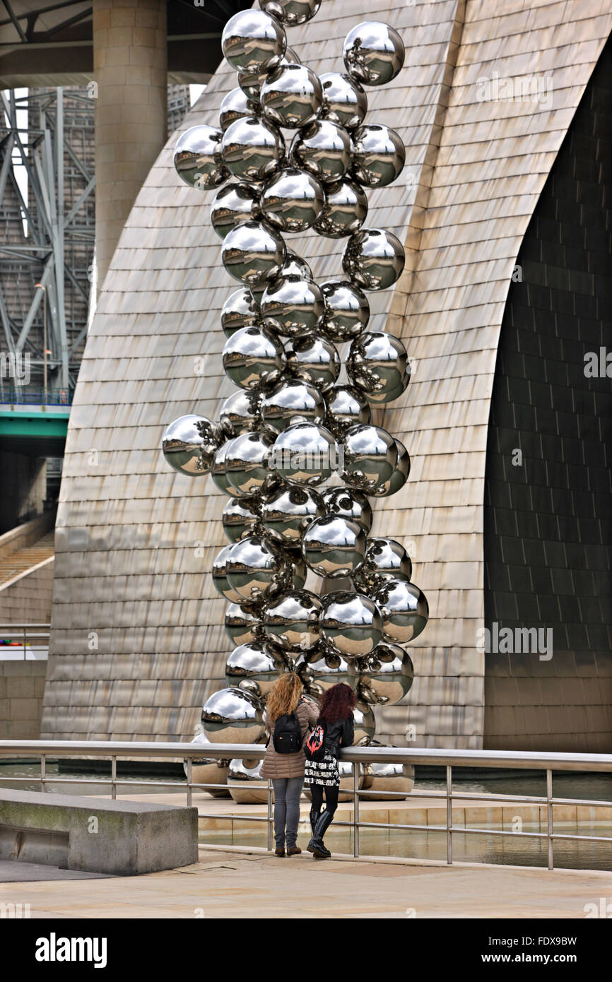 'Grand Arbre & l'oeil' sculpture d'Anish Kapoor à l'extérieur Musée Guggenheim de Bilbao, Pays Basque, Espagne. Banque D'Images
