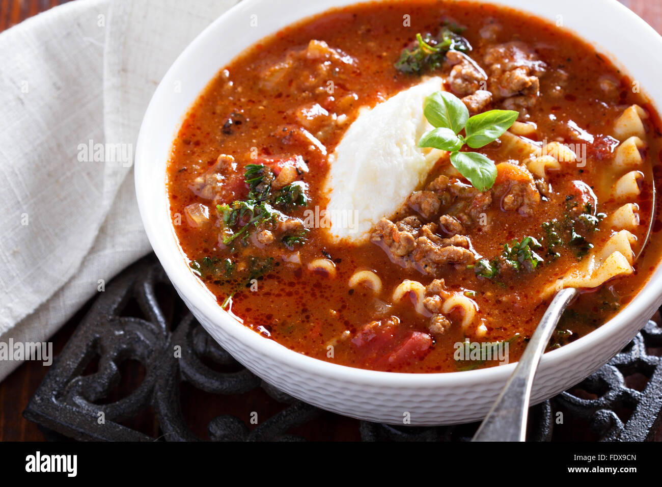 Soupe de lasagnes avec du boeuf haché, tomate et fromage Banque D'Images