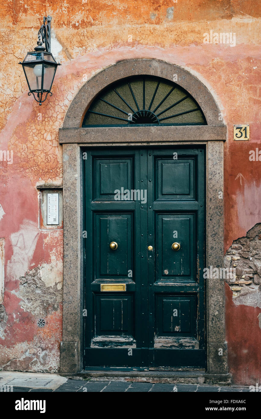 La porte et joliment porté mur d'une maison dans le quartier Trastevere de Rome, Italie Banque D'Images