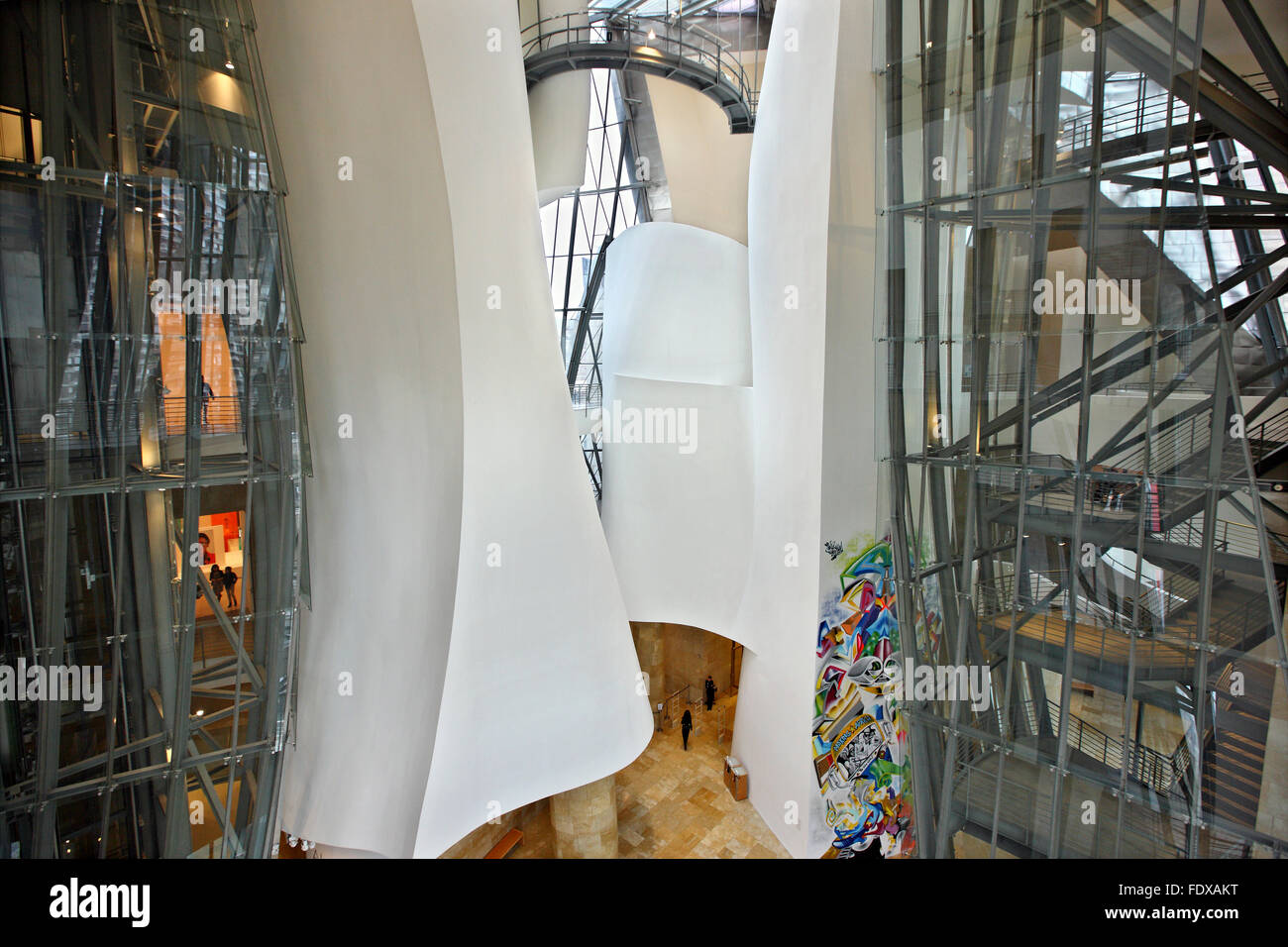 Vue de l'intérieur du musée Guggenheim à côté de la rivière Nervion (ria del Nervion), Bilbao, Pays basque (Pays basque), l'Espagne. Banque D'Images