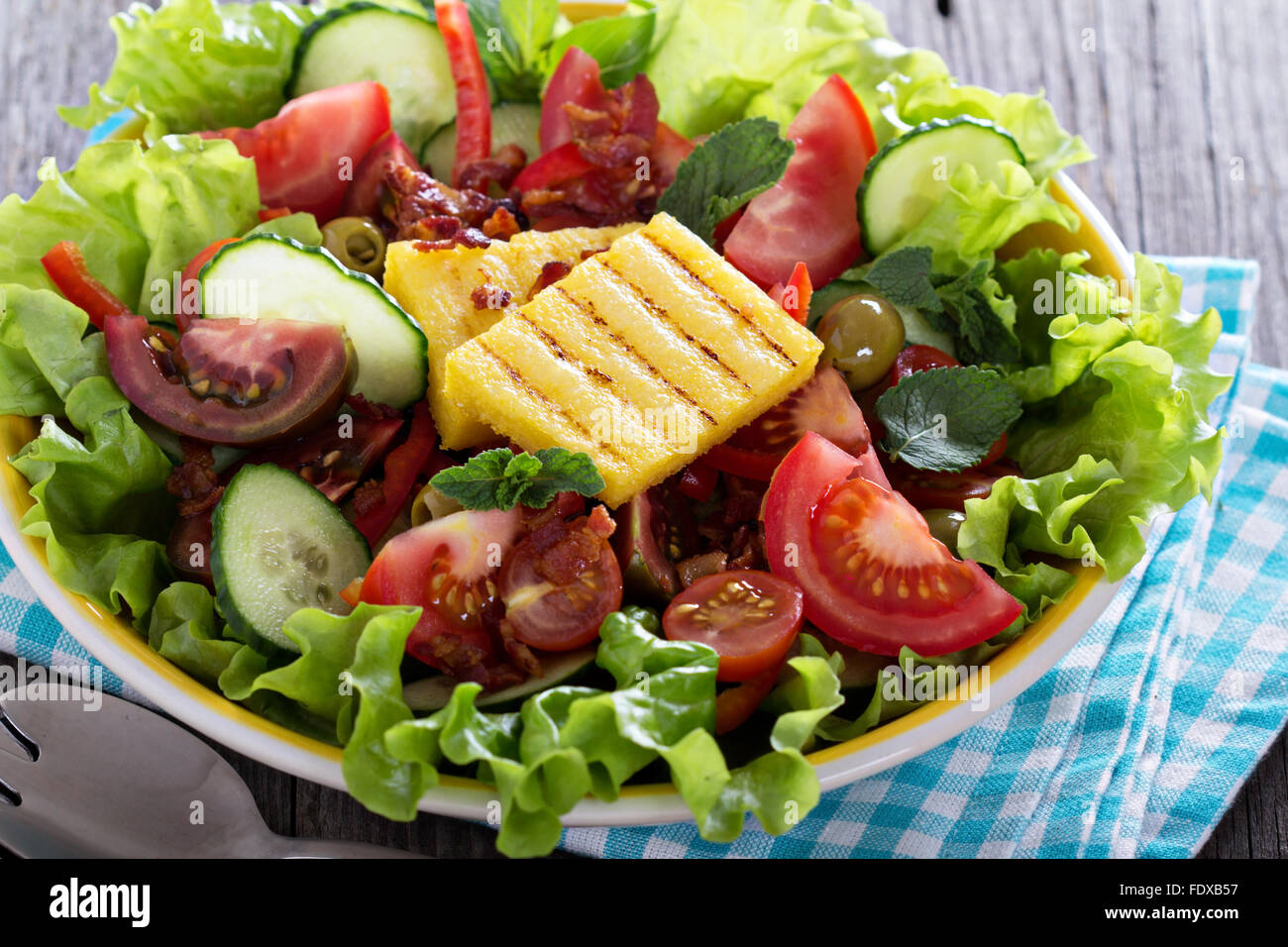 Salade de légumes frais, de la polenta grillée et bacon Banque D'Images