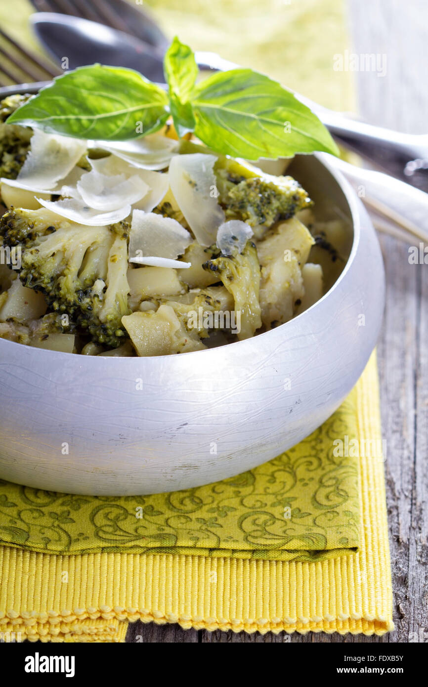 Compote de pommes de terre et le brocoli avec copeaux de parmesan Banque D'Images