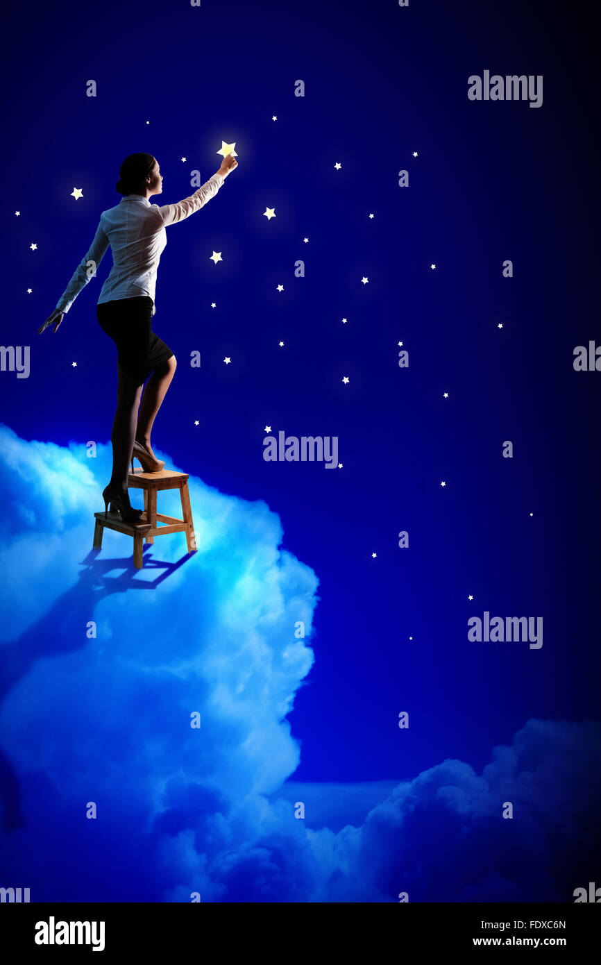 Image de jeune femme stars dans l'éclairage ciel nocturne Banque D'Images