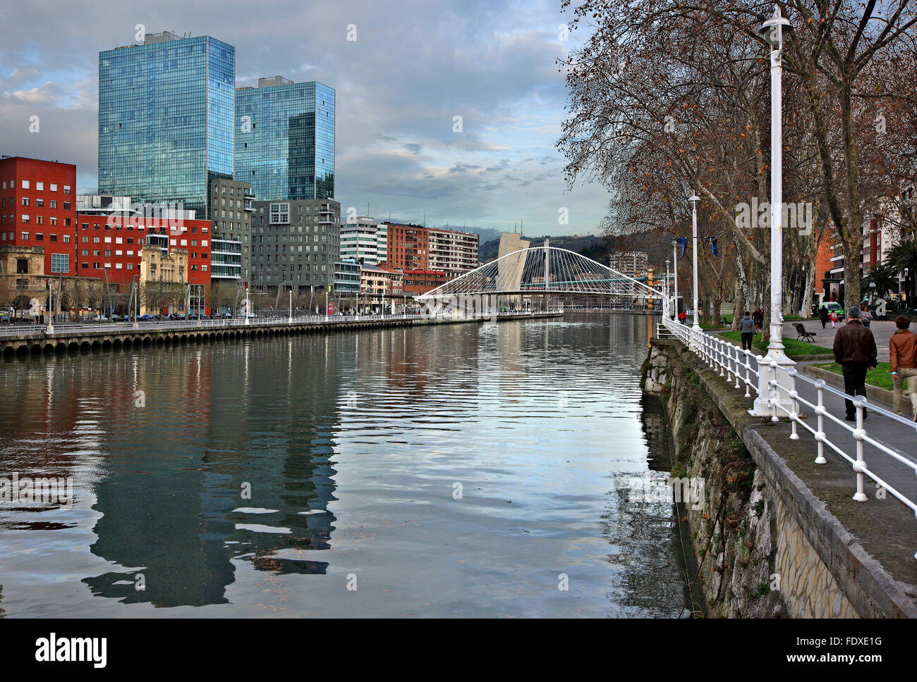 Le Basque (Zubizuri pour "pont blanc"), de l'autre côté de la rivière Nervion à Bilbao, en Espagne. Banque D'Images