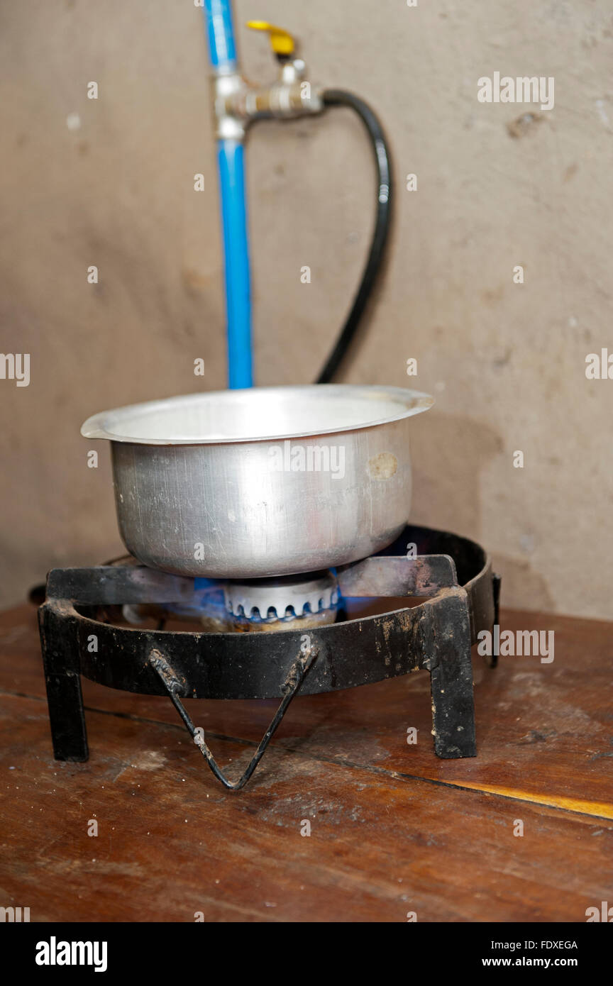 La cuisson à d'un poêle alimenté avec du gaz méthane, de mémorisé le fumier de bovins, de l'Ouganda. Banque D'Images
