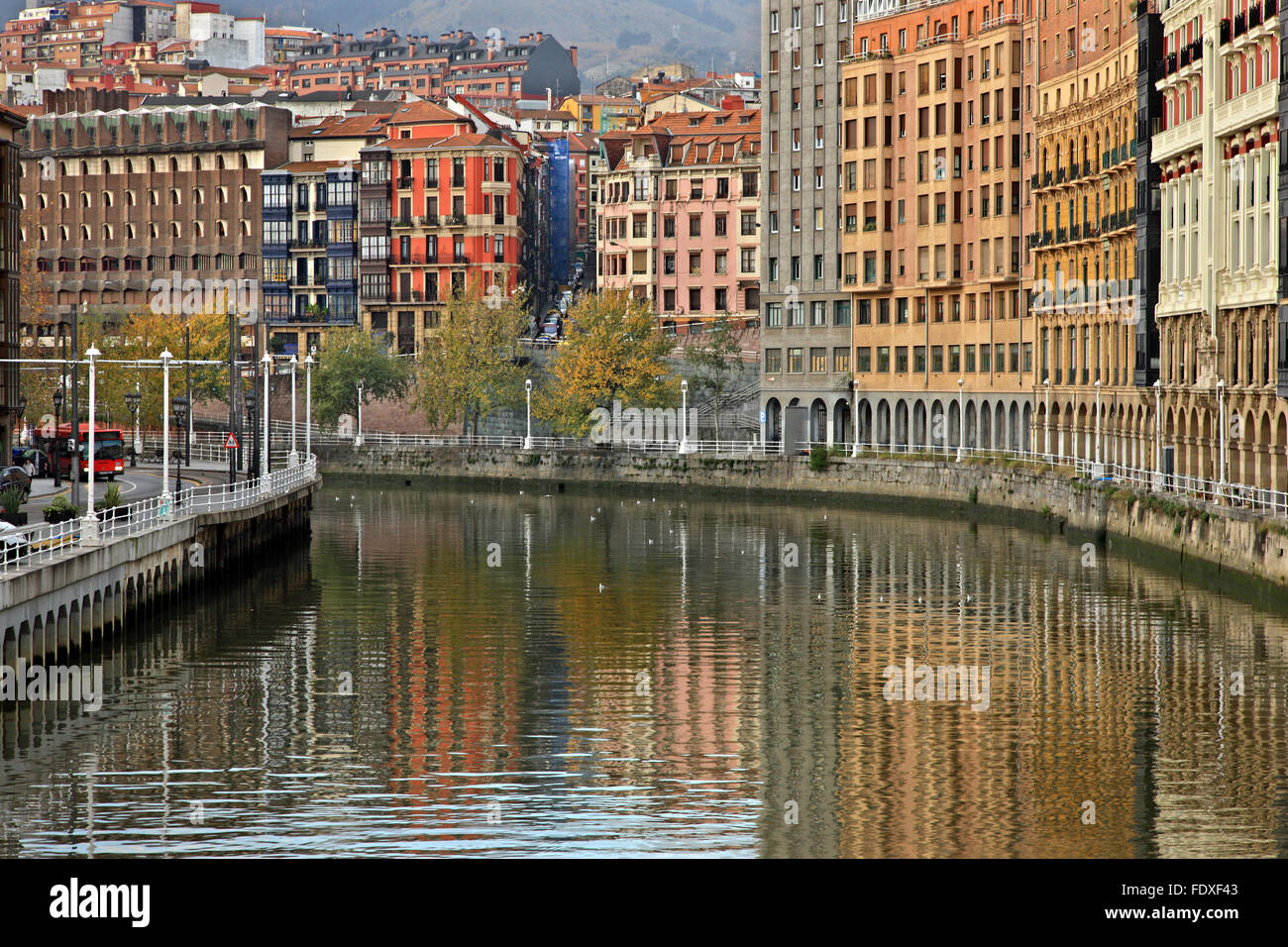 Vue partielle de la rivière Nervion Bilbao et. . Pays Basque, Espagne. Banque D'Images