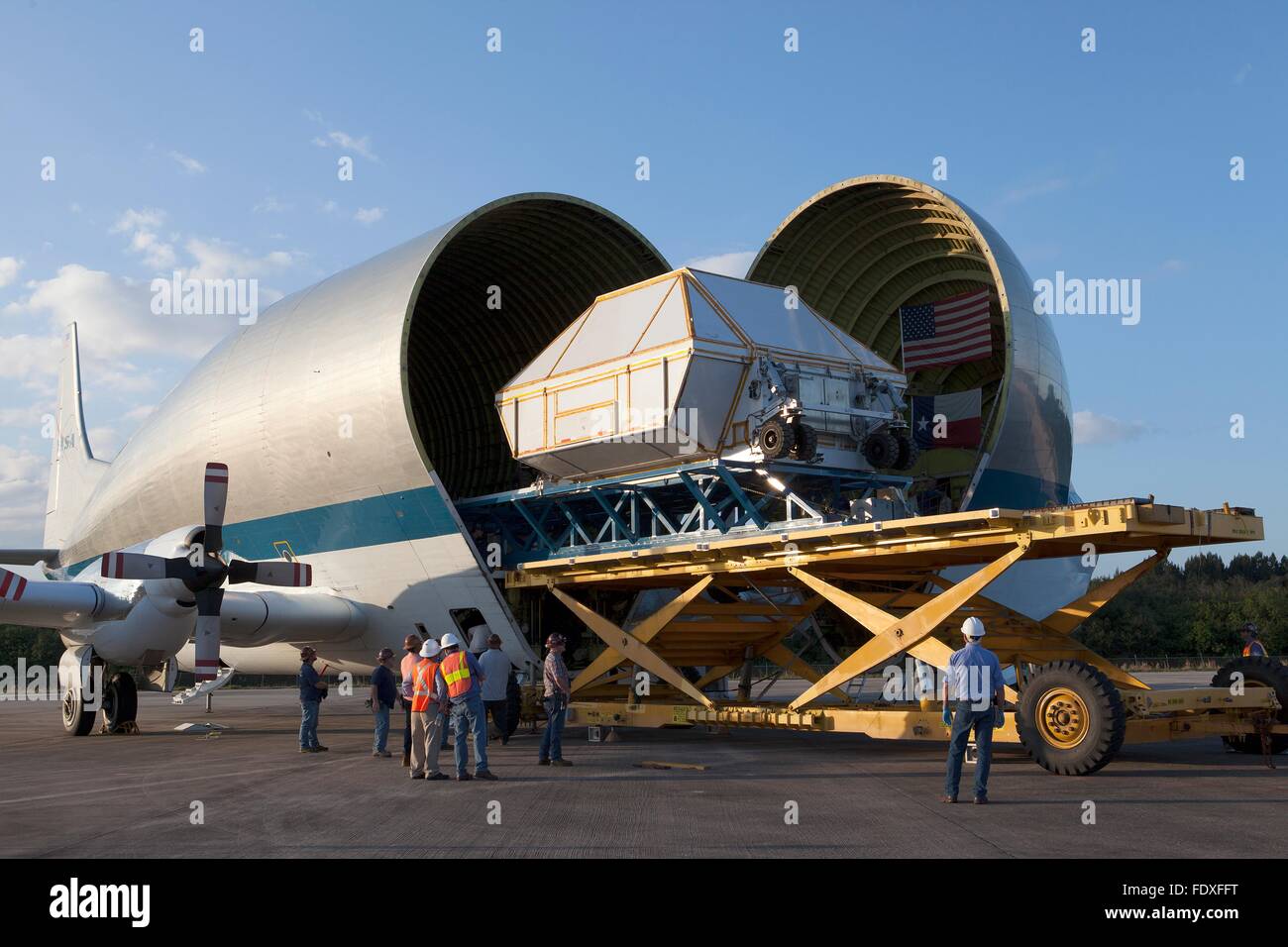 L'Orion Multi-Purpose Crew projet EM-1 capsule est déchargé de la Guppy cargo) à l'Atterrissage au Centre spatial Kennedy de la NASA le 1 février, 2016 à Cape Canaveral, en Floride. La sonde sera transporté à la Bâtiment des opérations et des vérifications d'être déballé et déballés. Banque D'Images