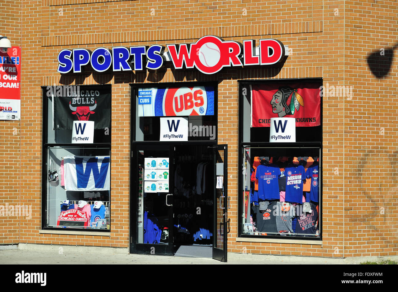 Pour la vente de marchandises Chicago équipes sportives, surtout que des Chicago Cubs, en vente dans un magasin près de Wrigley Field historique. Chicago, Illinois, USA. Banque D'Images