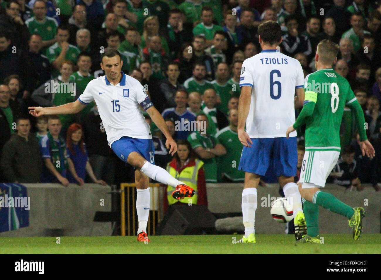 08 Oct 2015 - Euro 2016 Qualifications - Groupe F - Irlande du Nord 3 Grèce 1. Grèce capatain Vasilis Vasílis (15) passe hors de la défense Banque D'Images