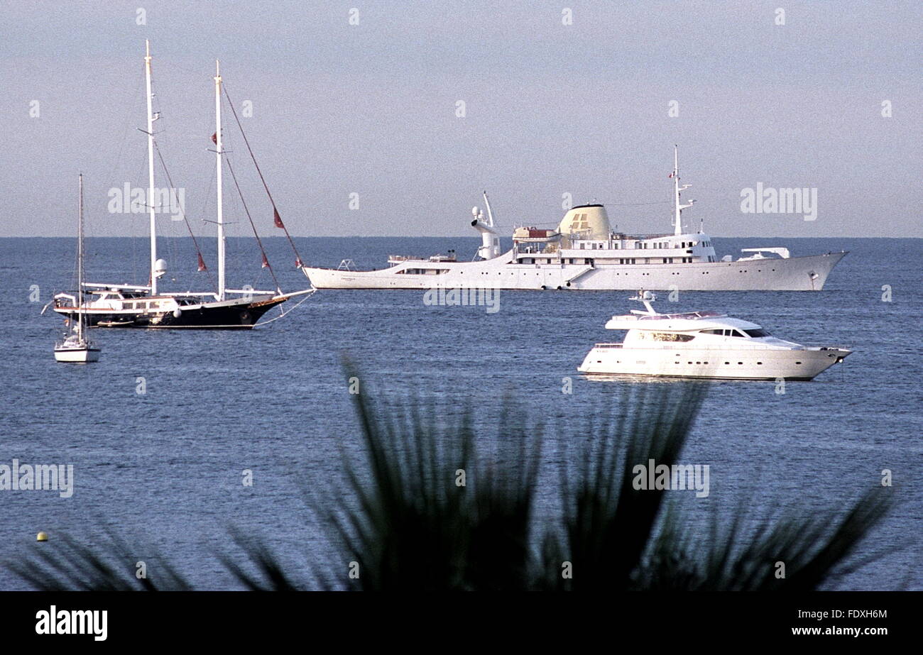 AJAXNETPHOTO. 30e Juillet, 2002. CANNES, FRANCE. - Le bateau YACHT CHRISTINA O à l'ANCRE DANS LA BAIE DE CANNES (CENTRE, LE PLUS LOIN, coque blanche BUFF ENTONNOIR.) APRÈS SON 50 M $ pour reposer. PHOTO:JONATHAN EASTLAND/AJAX REF:CD21217 1 2 Banque D'Images