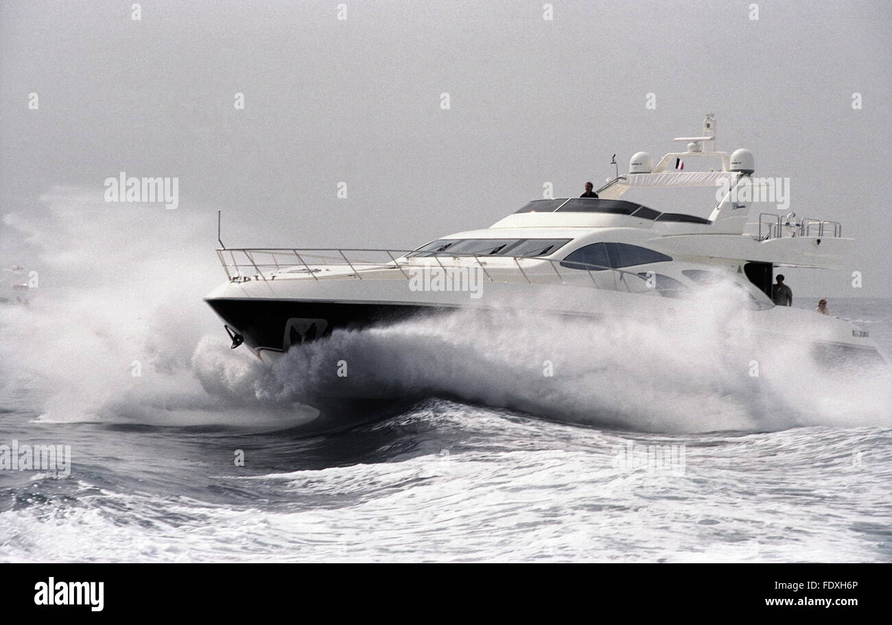 Nouvelles photos d'AJAX. L'année 2002. CANNES, FRANCE. - AZIMUT - Azimut Benetti-VITESSE DE NEUF LEONARDO 98 Charrues À TRAVERS UNE FORTE HOULE. PHOTO:JONATHAN EASTLAND/AJAX. REF:CD22609 1 1 Banque D'Images