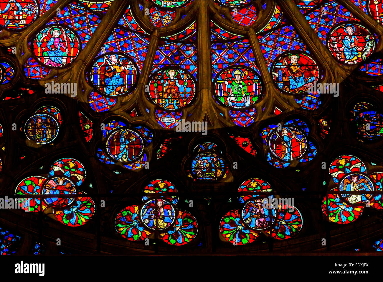 Rosace sud VJesus Disciples Vitrail Notre Dame Paris France. Notre Dame a été construite entre 1163 et 1250 Banque D'Images