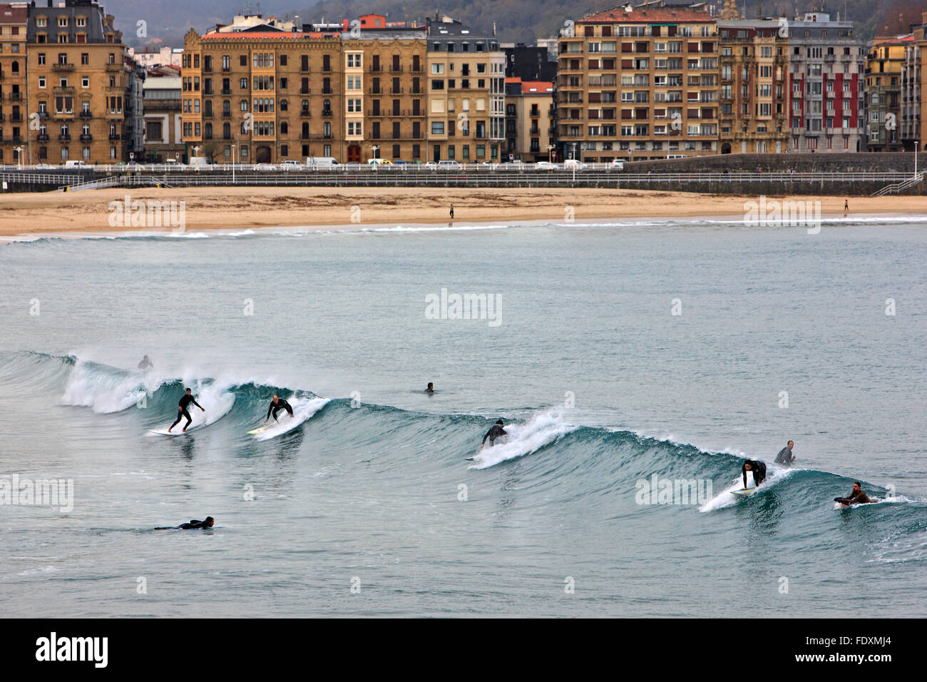 Surf à Playa de gros (ou Playa de La Zurriola). Donostia - San Sebastian, Pays Basque, Espagne. Banque D'Images