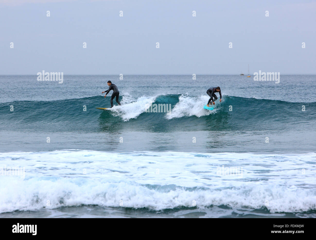 Surf à Playa de gros (ou Playa de La Zurriola). Donostia - San Sebastian, Pays Basque, Espagne. Banque D'Images