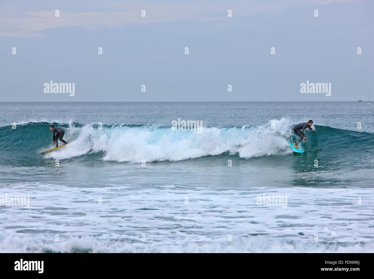 Surf à Playa de gros (ou Playa de La Zurriola). Donostia - San Sebastian, Pays Basque, Espagne. Banque D'Images