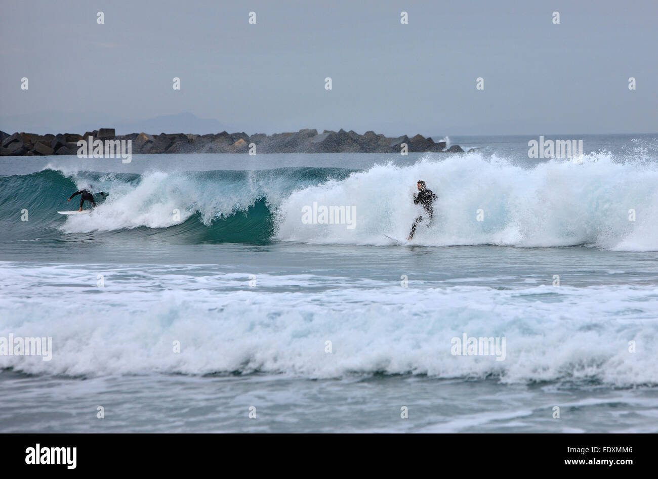 Surf à Playa de gros (ou Playa de La Zurriola). Donostia - San Sebastian, Pays Basque, Espagne. Banque D'Images