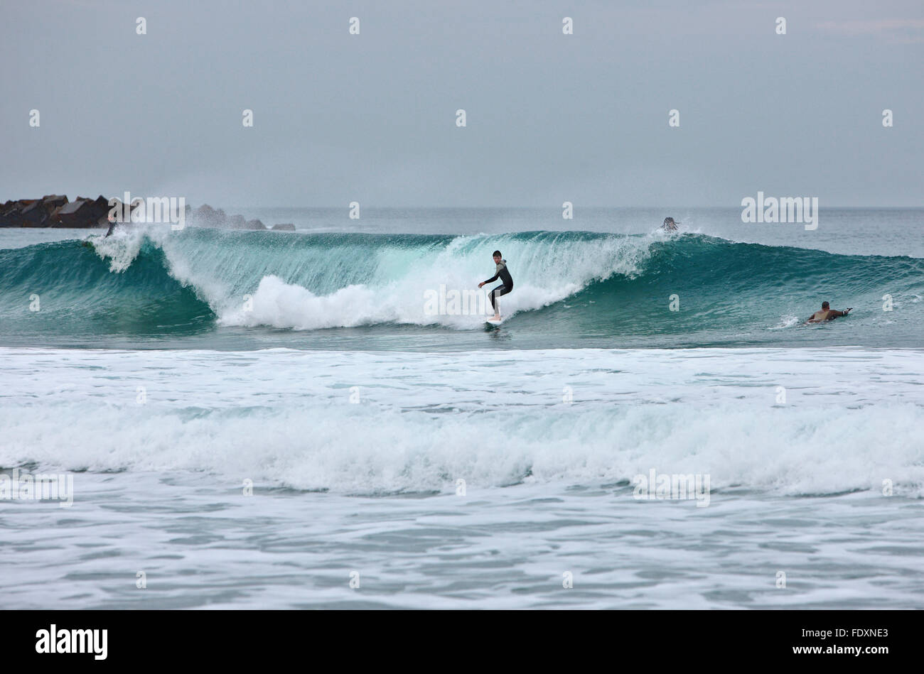Surf à Playa de gros (ou Playa de La Zurriola). Donostia - San Sebastian, Pays Basque, Espagne. Banque D'Images